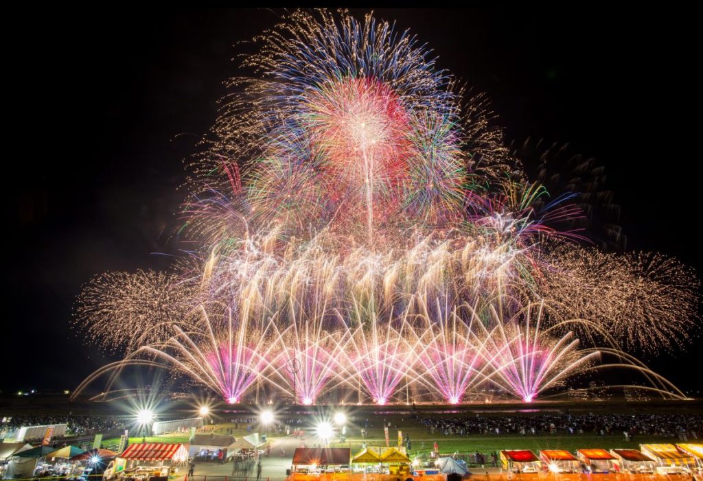 【春の花火】秋田の迫力ある「大曲の花火春の章」春の夜空に鮮やかな花火！出店も多くGWが始める「開催日時：2024年4月27日（土）」